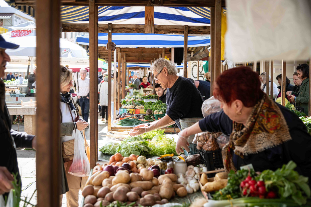 Veliki petak na šibenskoj pijaci: Traži se meso i zelenje, na peškariji nema gužve