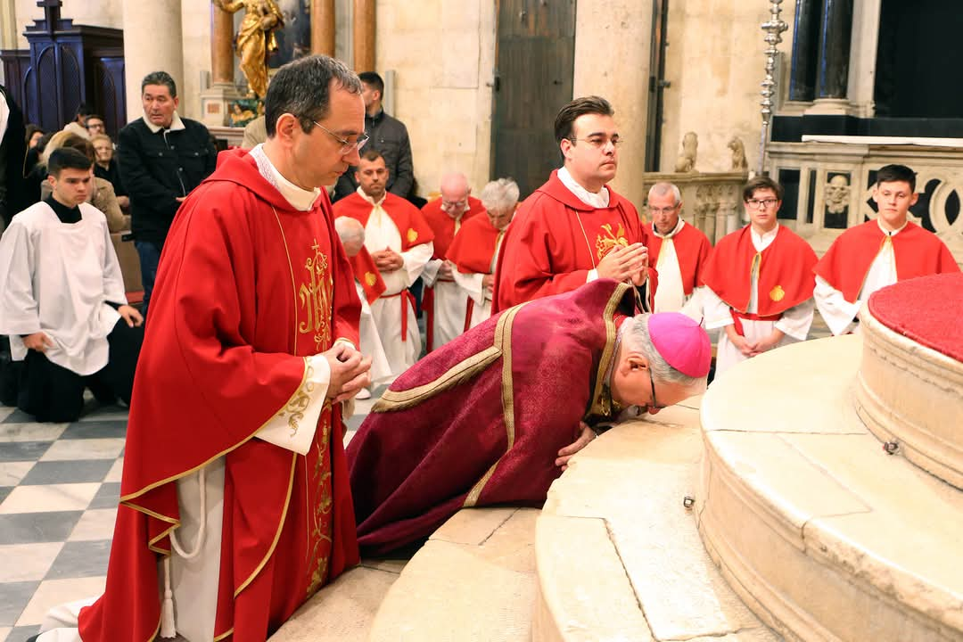 Obredi Velikog petka u Šibeniku: Održana tradicionalna procesija i molitva u katedrali