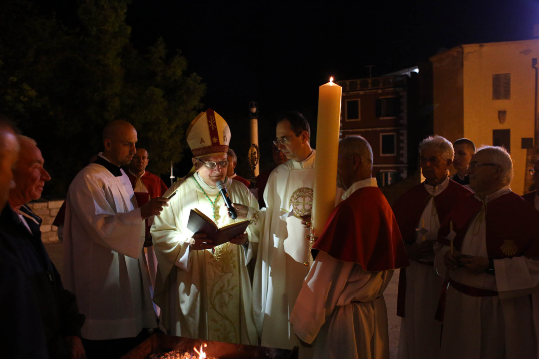 Biskup Rogić predvodio vazmeno bdijenje u katedrali