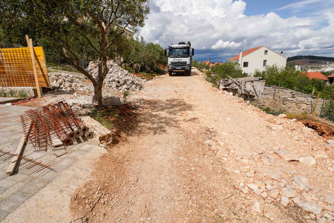 Željko Burić provjerio kako napreduju radovi u Crnici: 'Cilj nam je da svaki naš kvart dobije urbanu infrastrukturu'