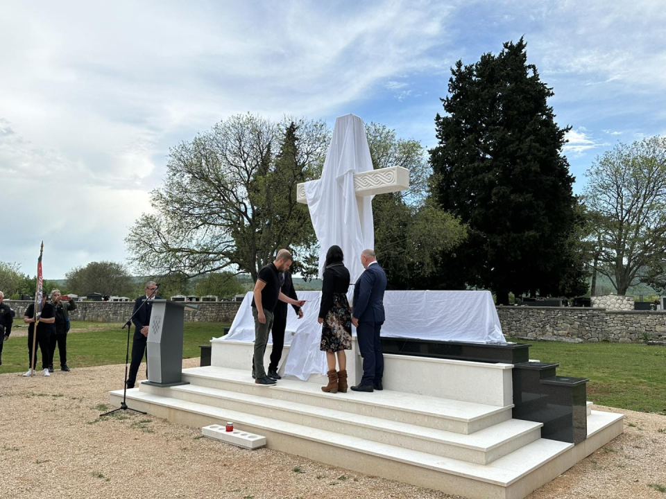 U Mirlović Zagori otkriven spomenik braniteljima