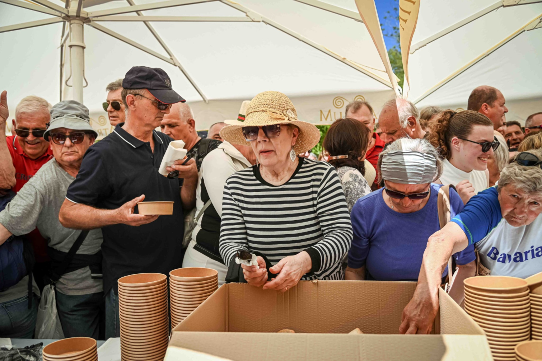 FOTO Uz podjelu fažola obilježen Praznik rada: 'Svim dragim posjetiteljima NP Krka željeli smo danas osigurati ručak'