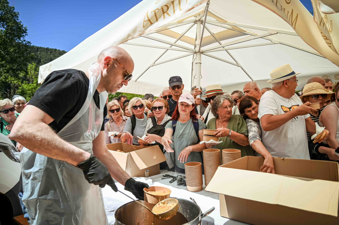 FOTO Uz podjelu fažola obilježen Praznik rada: 'Svim dragim posjetiteljima NP Krka željeli smo danas osigurati ručak'