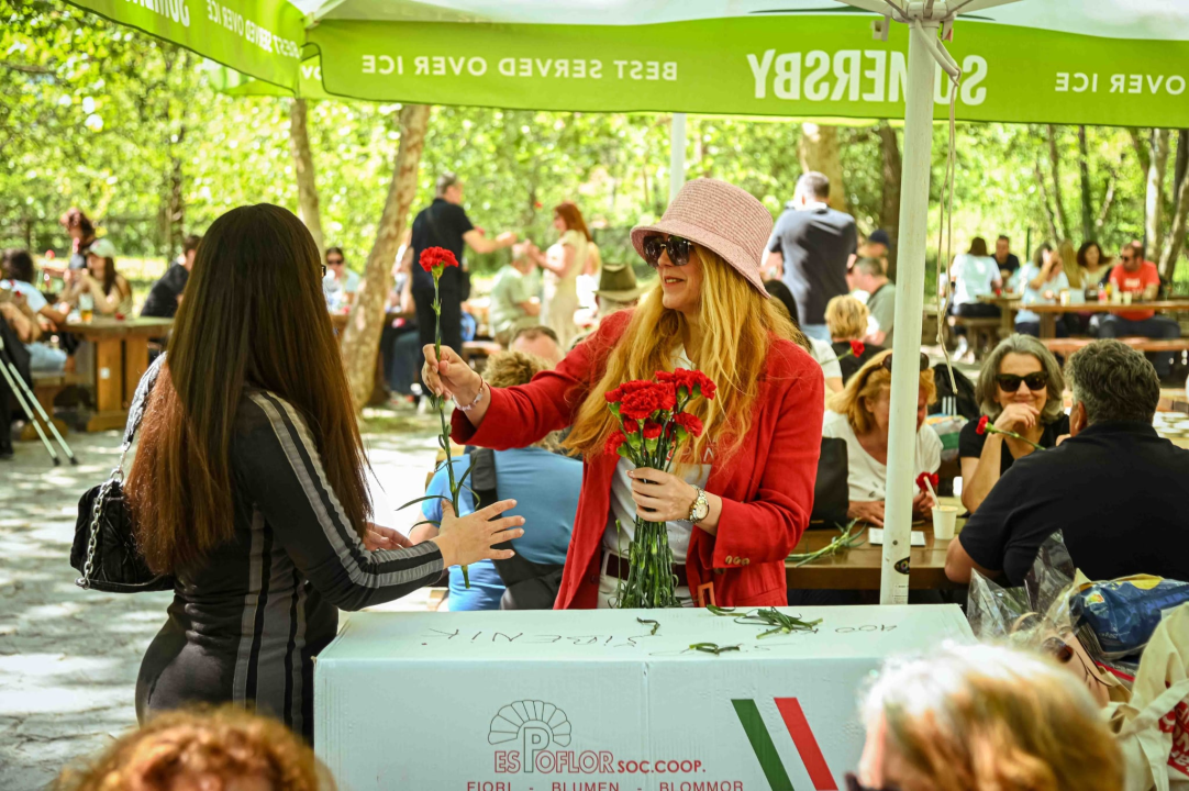 FOTO SDP-ovci dijelili karanfile u NP Krka: 'Ovo je dan kada uzimamo predah i koji nas podsjeća na radničku solidarnost'