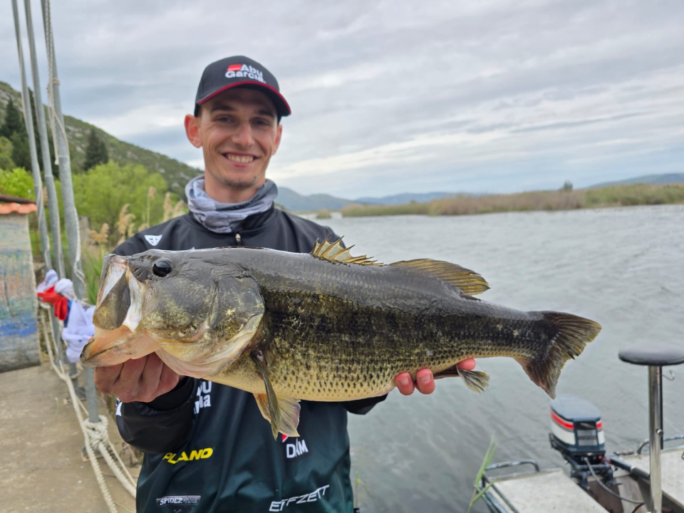 FOTO Zabaci varalicu na šibenskoj rivi uz Savage Gear!