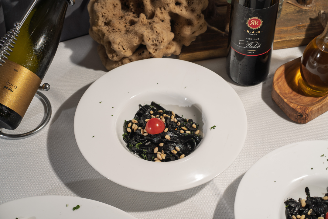 FOTO Doživite okus Dalmacije na pijatu u Konobi Oli!