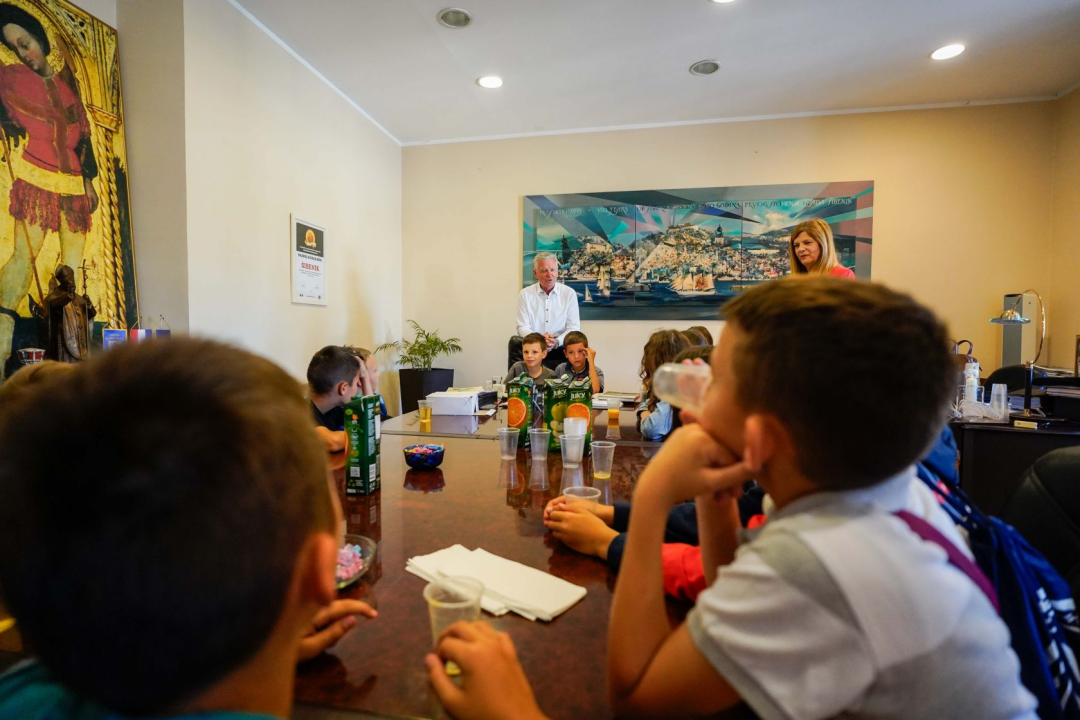 Školarci iz Brodarice i Grebaštice posjetili šibensku gradsku upravu 