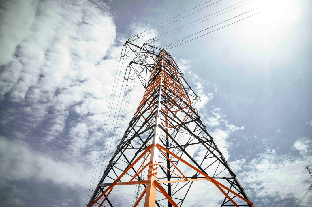 FOTO Funcuti otišli korak dalje, odnosno korak u vis u uljepšavanju pejzaža – u šibenskim bojama osvanuo i dalekovod kod Dalmarea 