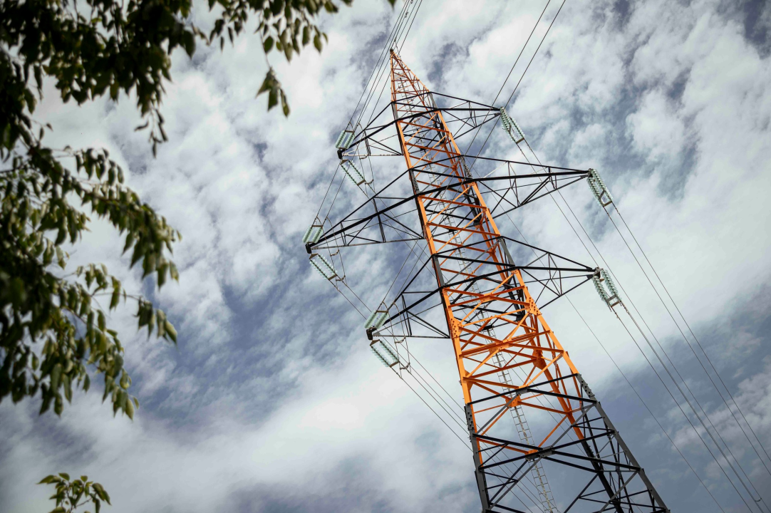 FOTO Funcuti otišli korak dalje, odnosno korak u vis u uljepšavanju pejzaža – u šibenskim bojama osvanuo i dalekovod kod Dalmarea 