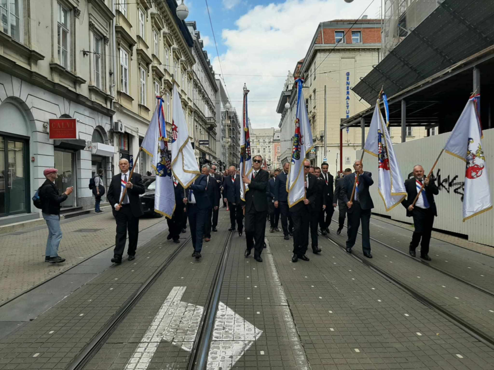 Članovi Družbe 'Braća Hrvatskoga Zmaja' i Bratovštine hrvatskih vinskih vitezova iz Šibenika  sudjelovali su na zborskoj povorci 