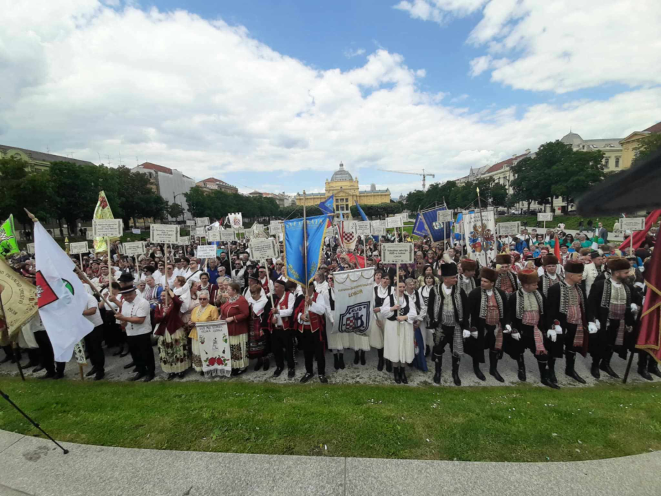 Članovi Družbe 'Braća Hrvatskoga Zmaja' i Bratovštine hrvatskih vinskih vitezova iz Šibenika  sudjelovali su na zborskoj povorci 