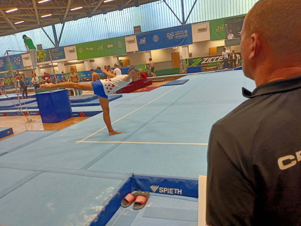 FOTO Šibenski gimnastičar Roko Zorić nastupio za juniore Hrvatske te ušao u tri finala