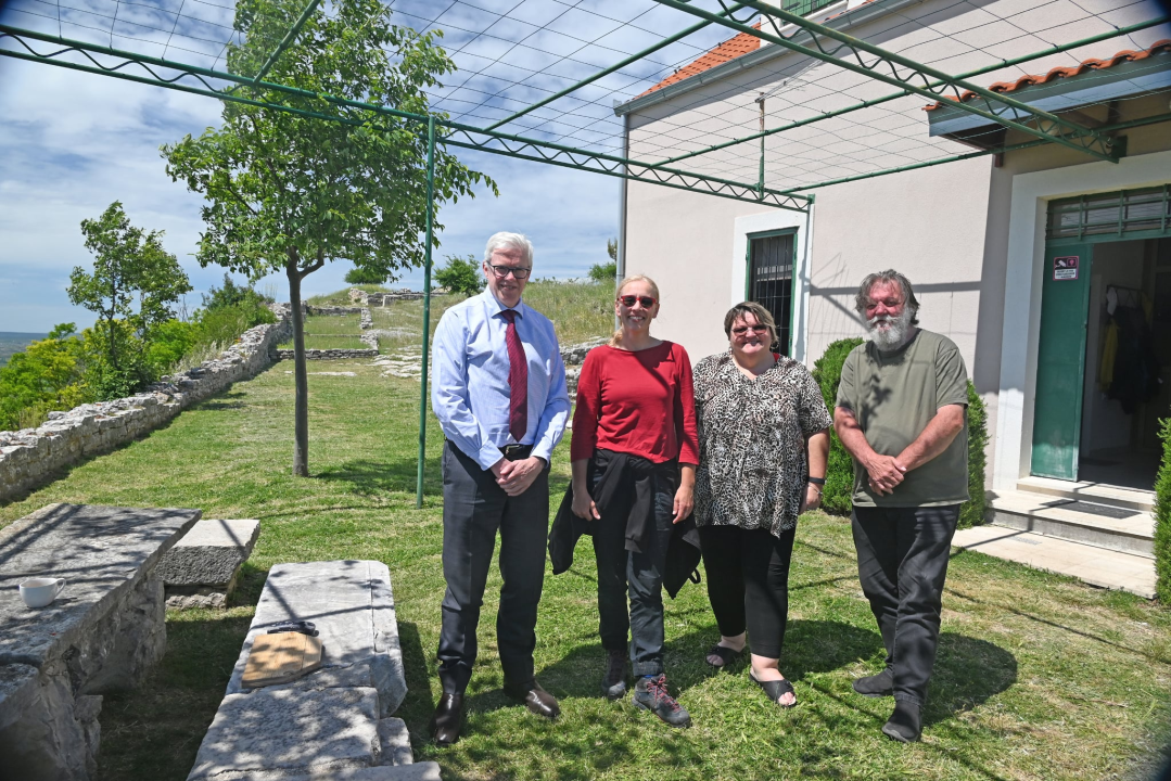 Australski veleposlanik posjetio Bribirsku glavicu: Istaknuo važnost međunarodne suradnje