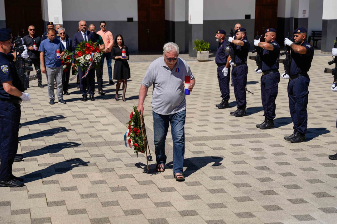 Polaganje vijenaca na Kvanju