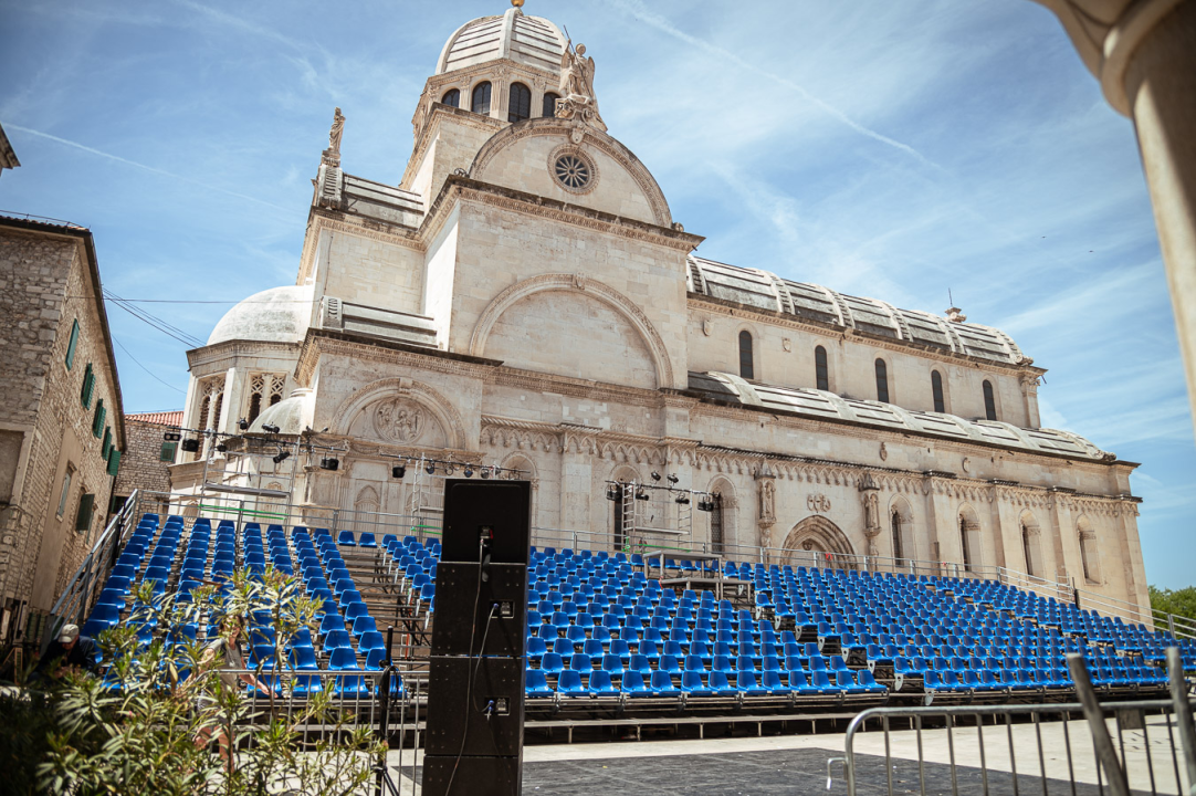 Trg ispred katedrale već u MDF duhu: Provjerili smo zašto je tribina stigla ranije nego inače