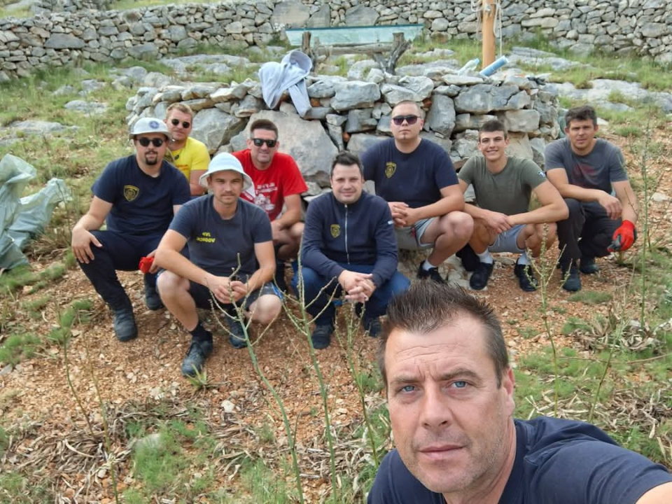 Vodički i tišnjanski vatrogasci u akciji obnove spomen parka u sjećanje na poginule heroje Kornatske tragedije