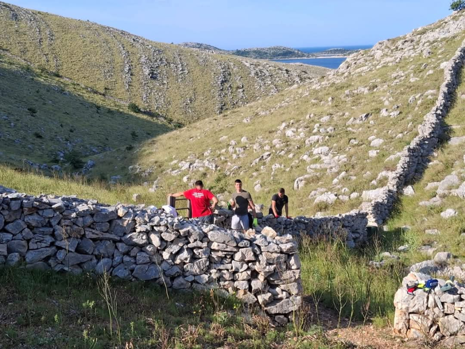 Vodički i tišnjanski vatrogasci u akciji obnove spomen parka u sjećanje na poginule heroje Kornatske tragedije