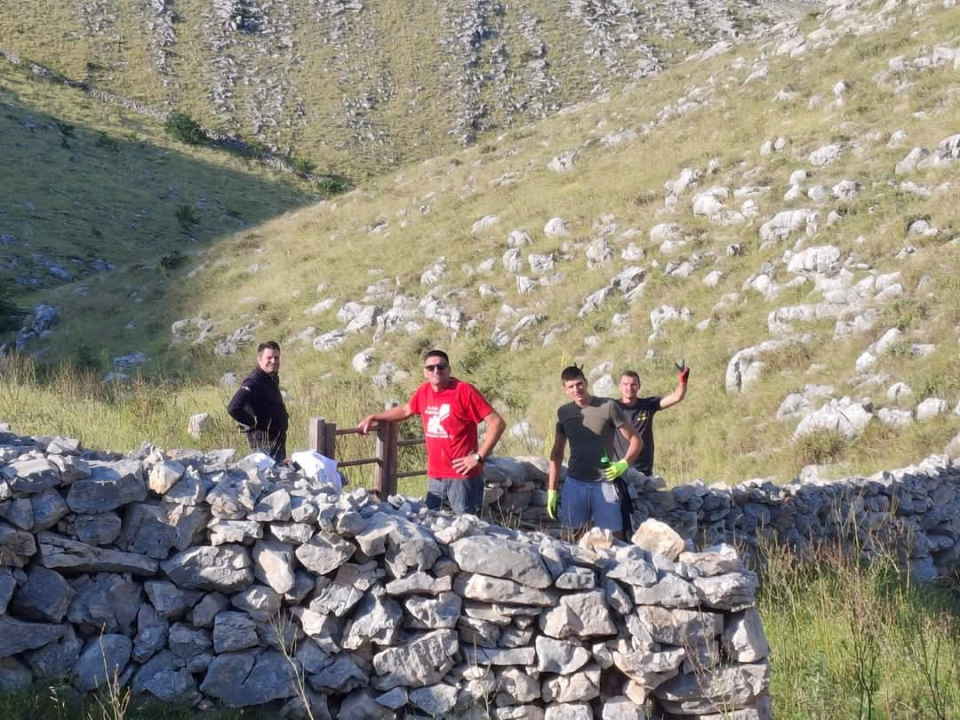 Vodički i tišnjanski vatrogasci u akciji obnove spomen parka u sjećanje na poginule heroje Kornatske tragedije