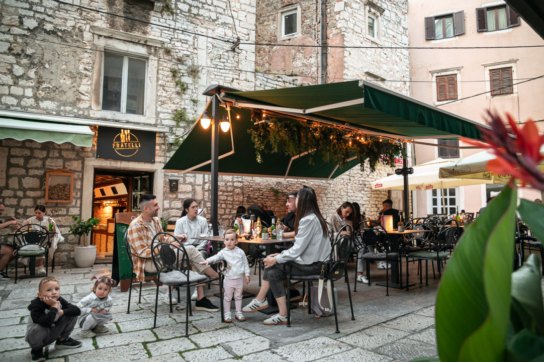 FOTO Doživite okus Italije na ugodnoj vanjskoj terasi Pizzerije Fratelli!