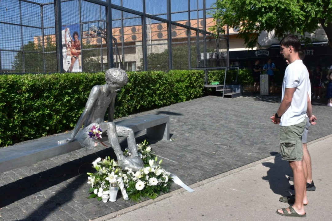 Župan Rakić položio cvijeće kod spomenika Draženu Petroviću i Draženovog koša