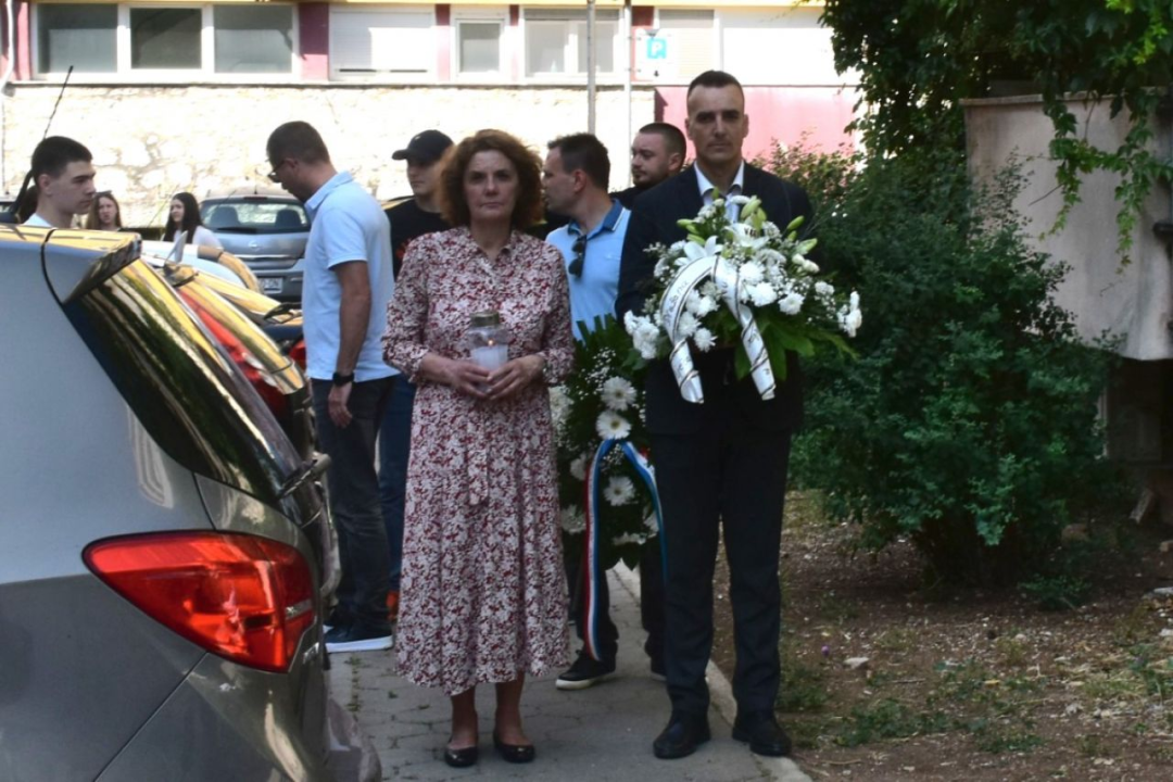 Župan Rakić položio cvijeće kod spomenika Draženu Petroviću i Draženovog koša