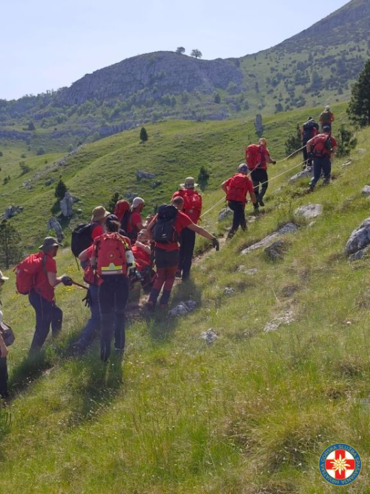 Nesvakidašnji uspon na Dinaru: Uz pomoć HGSS-ovaca i planinara u kolicima osvojio najviši vrh Hrvatske