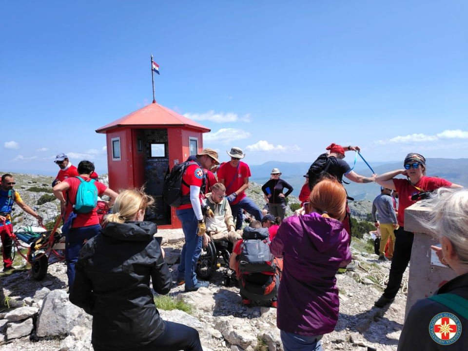 Nesvakidašnji uspon na Dinaru: Uz pomoć HGSS-ovaca i planinara u kolicima osvojio najviši vrh Hrvatske