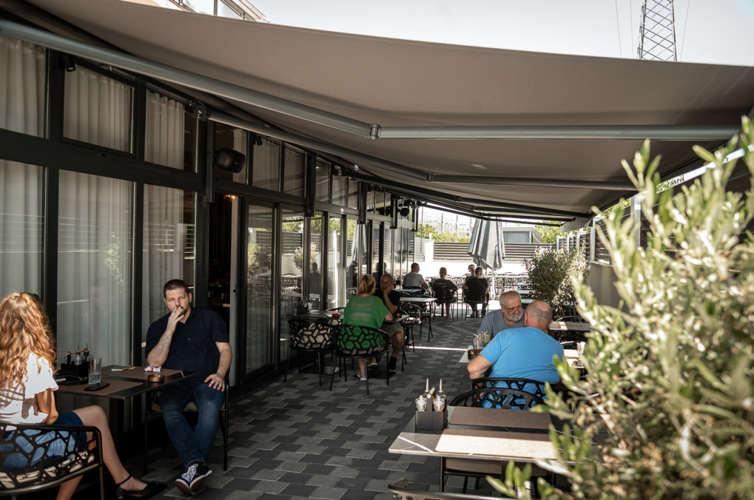 FOTO Uživajte u vrućim ljetnim danima uz mirise s grilla i živu svirku na terasi Leonardo BBQ & More!