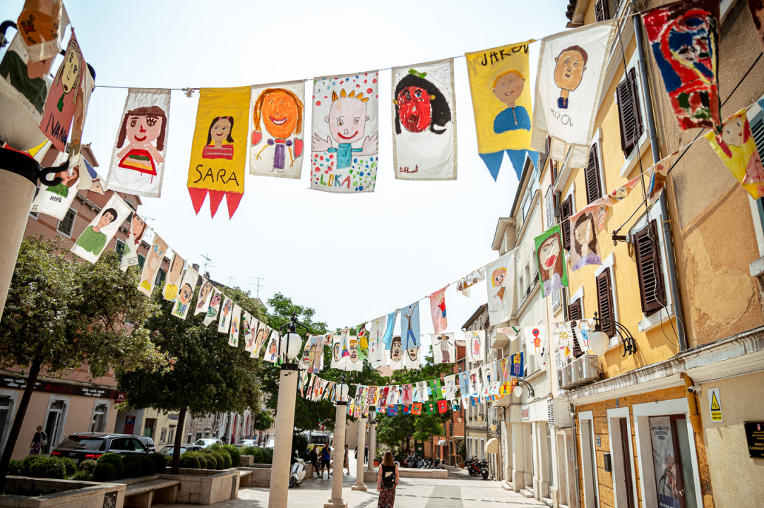 Sve je spremno za 65. MDF: Šarene zastavice stigle na šibenske ulice i najavljuju najveselije doba godine