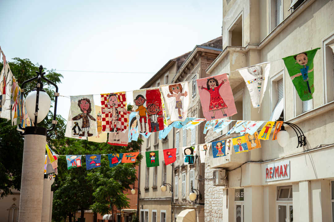 Sve je spremno za 65. MDF: Šarene zastavice stigle na šibenske ulice i najavljuju najveselije doba godine