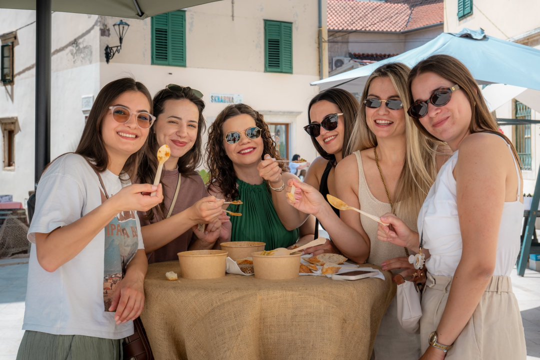 Bobi, vino i kolo: Skradinska marenda spojila tradiciju, glazbu i mirise domaće kuhinje