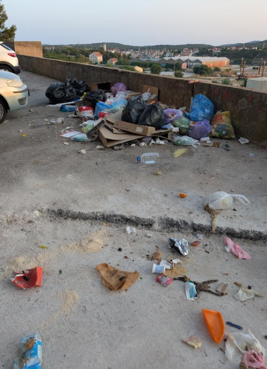 Smeće u Ulici Stjepana Radića