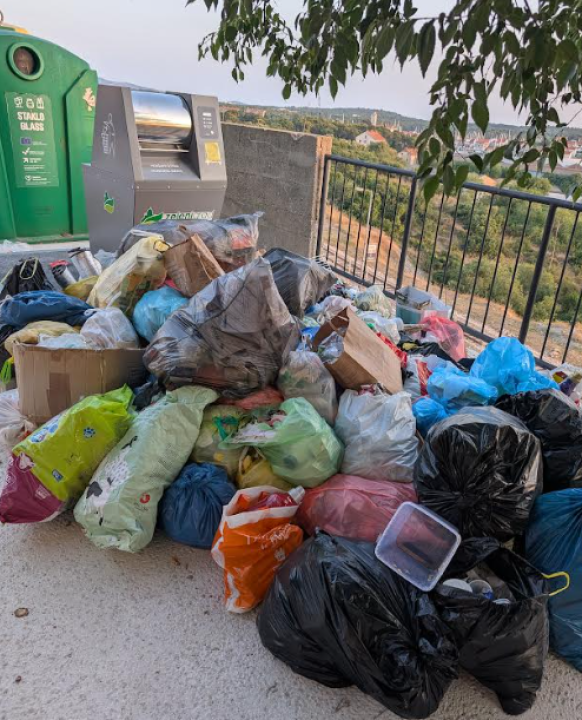 Smeće u Ulici Stjepana Radića