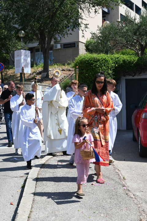 U župi sv. Ante Padovanskog proslavljeno Tijelovo, uslijedila je procesija Šubićevcem 