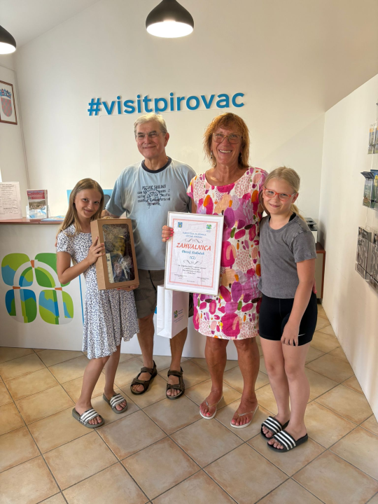 Obitelj Sedlaček iz Češke 15 godina ljetuje u Pirovcu: Turistička zajednica im zahvalila na vjernosti