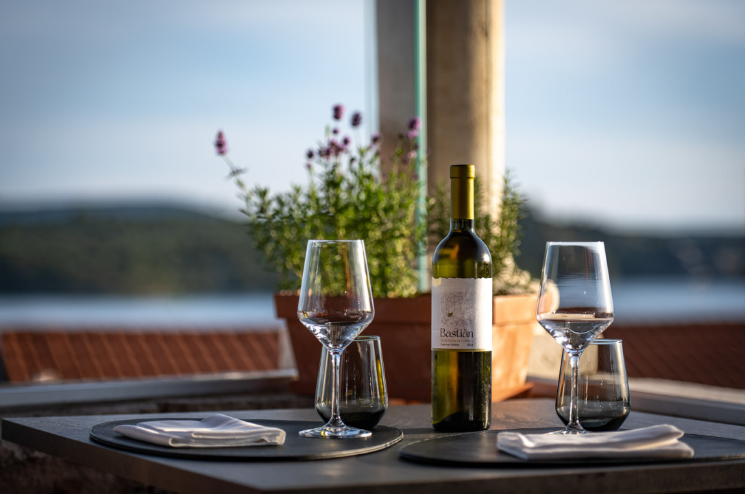 Savršeno jutro u srcu Šibenika: Brunch na terasi s najljepšim pogledom na Kanal sv. Ante