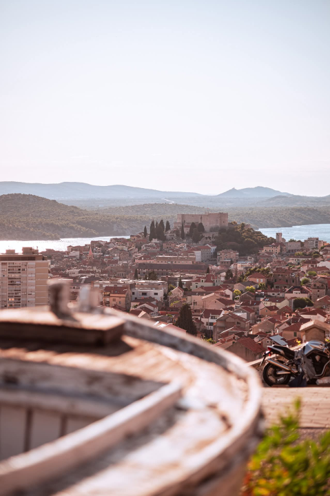 Na brdu iznad Šibenika: Mažurice s pogledom na grad, mirom i zajedništvom
