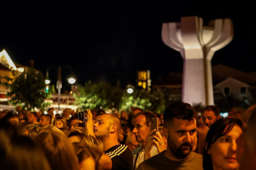 Vodička riva sinoć postala plesni podij uz Dražena Zečića: More domaćih i stranih gostiju pjevalo u glas
