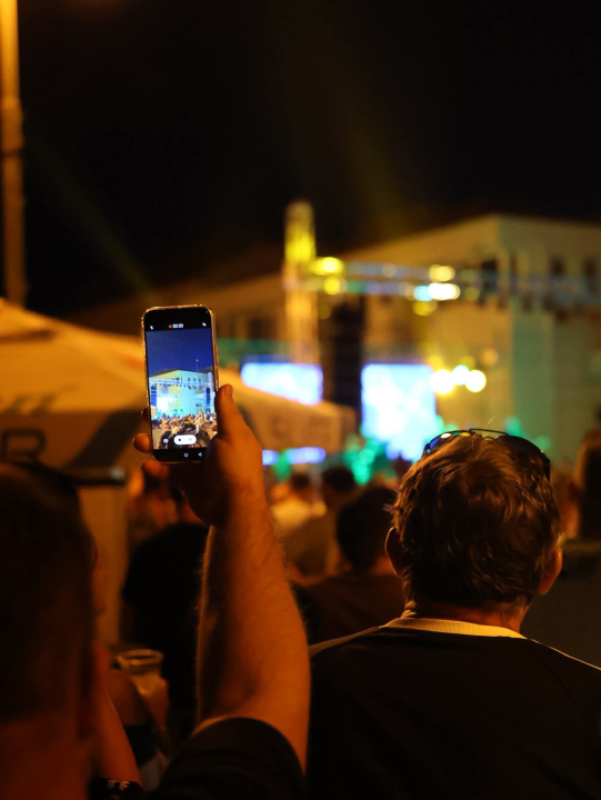 Vodička riva sinoć postala plesni podij uz Dražena Zečića: More domaćih i stranih gostiju pjevalo u glas