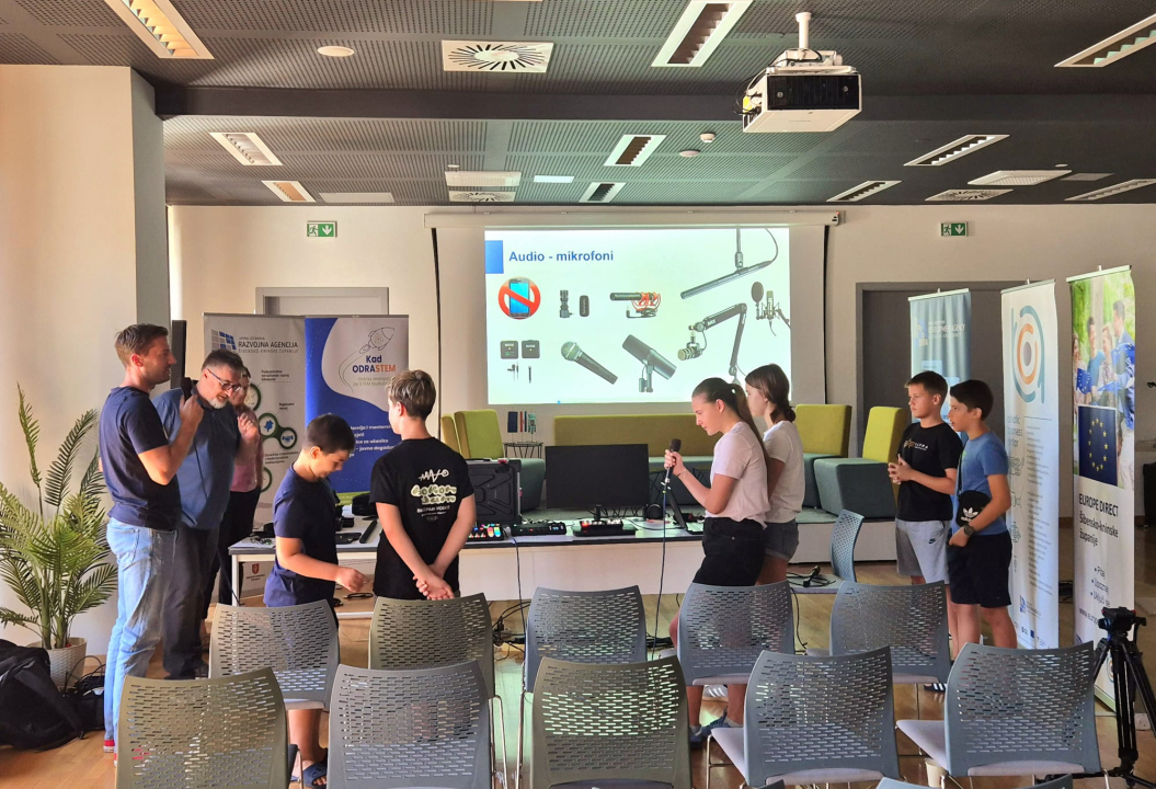 Radionica o snimanju vlastitog podcasta oduševila djecu od 12 do 15 godina