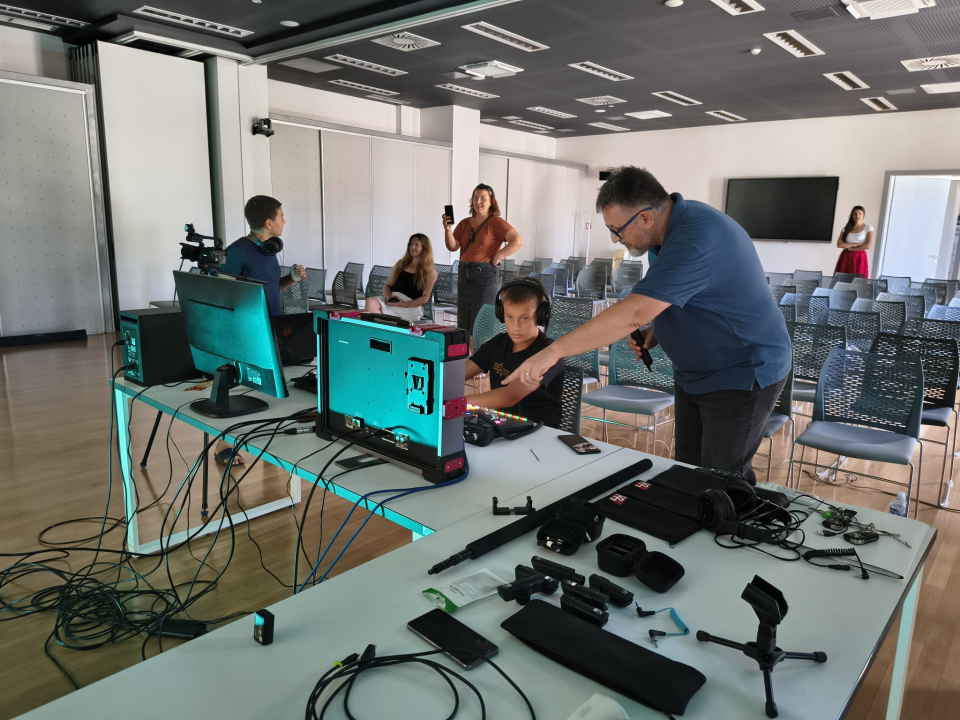 Radionica o snimanju vlastitog podcasta oduševila djecu od 12 do 15 godina