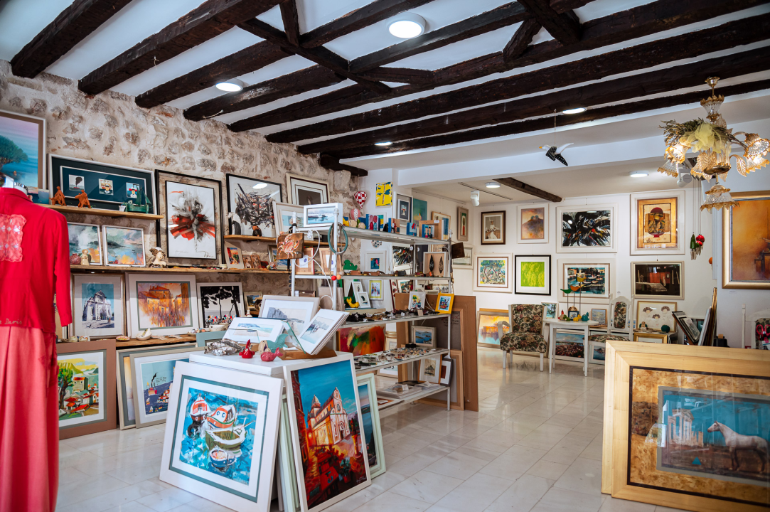 Uronite u svijet mode i umjetnosti u Galeriji Juraj Dalmatinac