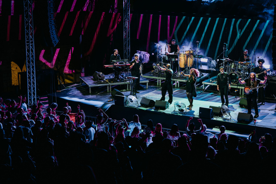 Kyoto Jazz Massive u proširenom sastavu oduševio publiku na tvrđavi sv. Mihovila  