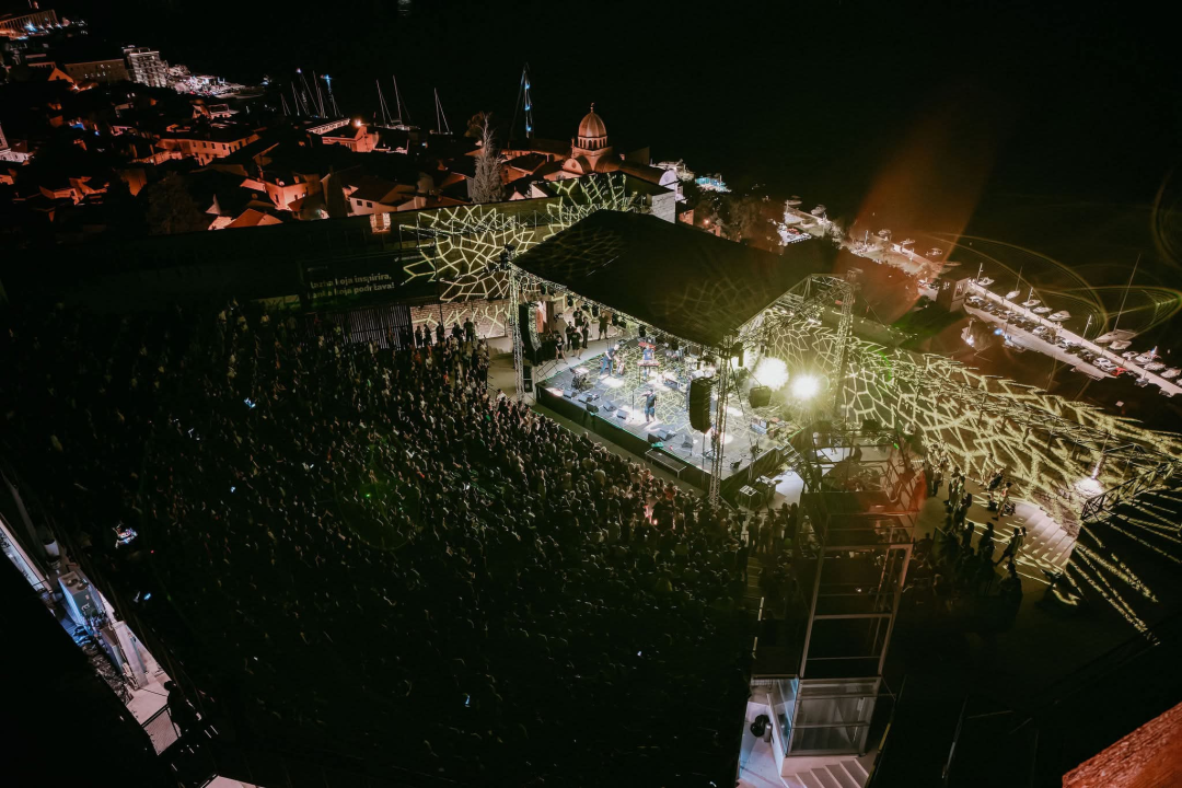 Pogledajte atmosferu: Darko Rundek & Ekipa i PipsChips&Videoclips rasplesali Tvrđavu sv. Mihovila
