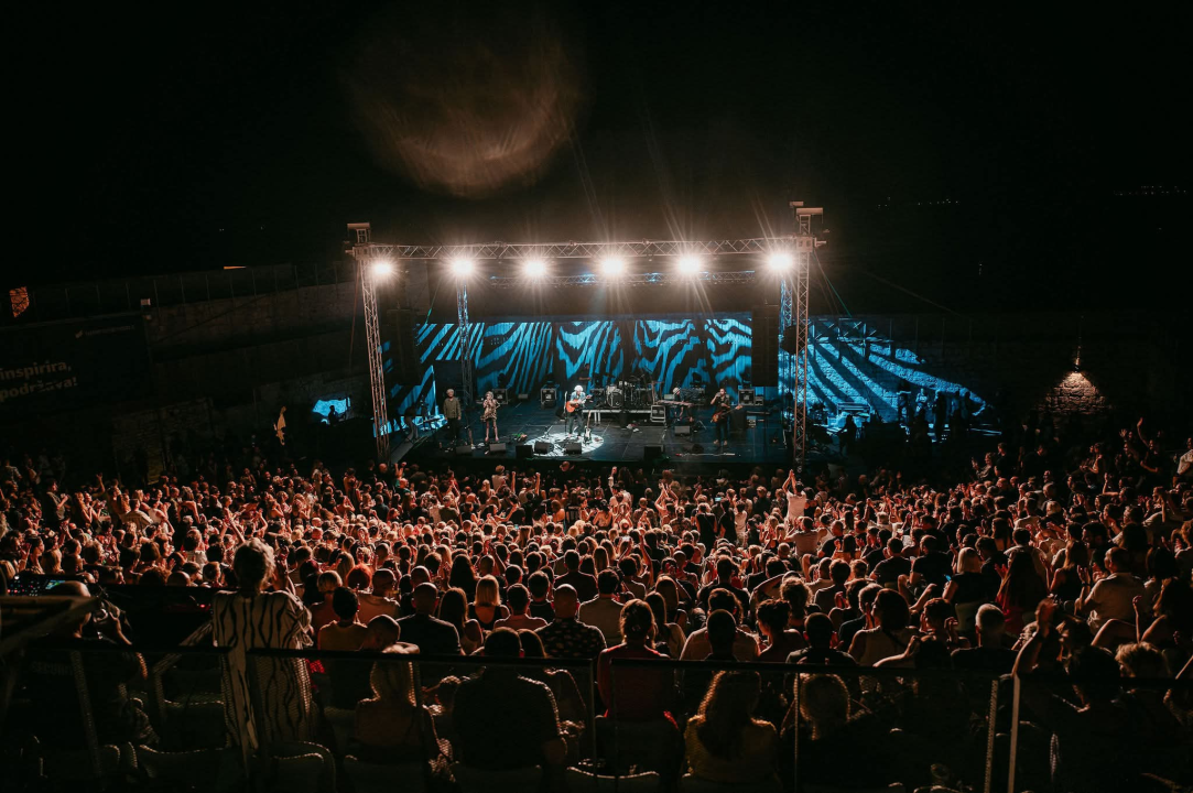 Pogledajte atmosferu: Darko Rundek & Ekipa i PipsChips&Videoclips rasplesali Tvrđavu sv. Mihovila