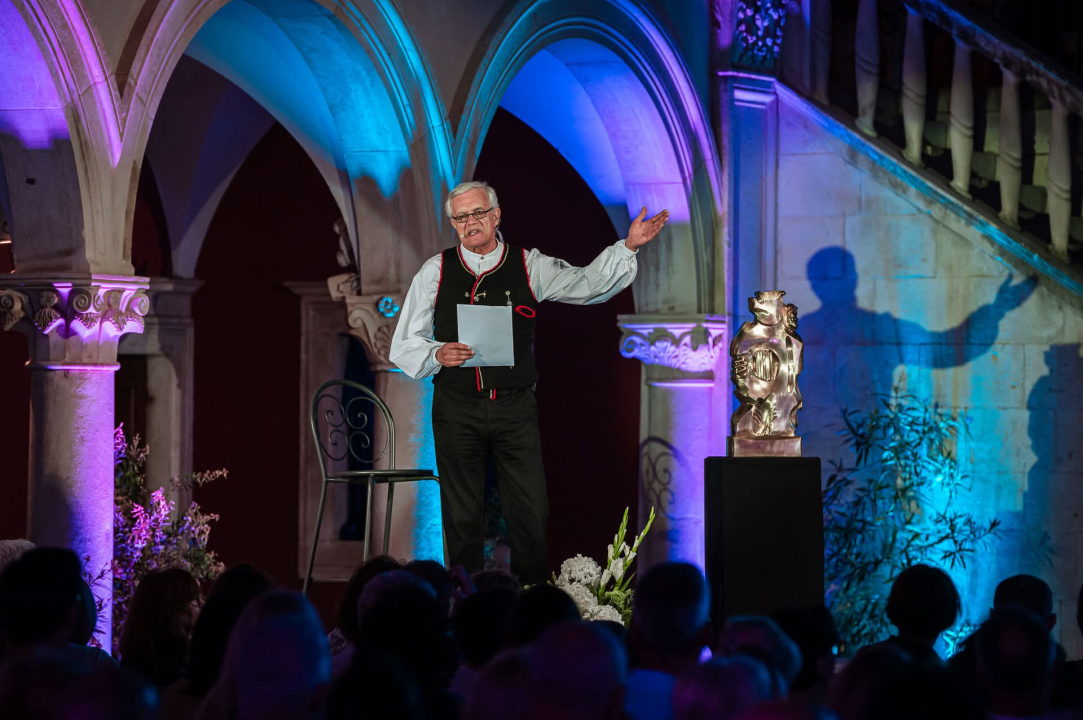 Publika u Šibeniku uživala u bezvremenskim pjesmama Vinka Coce na prvoj večeri Dalmatinske šansone