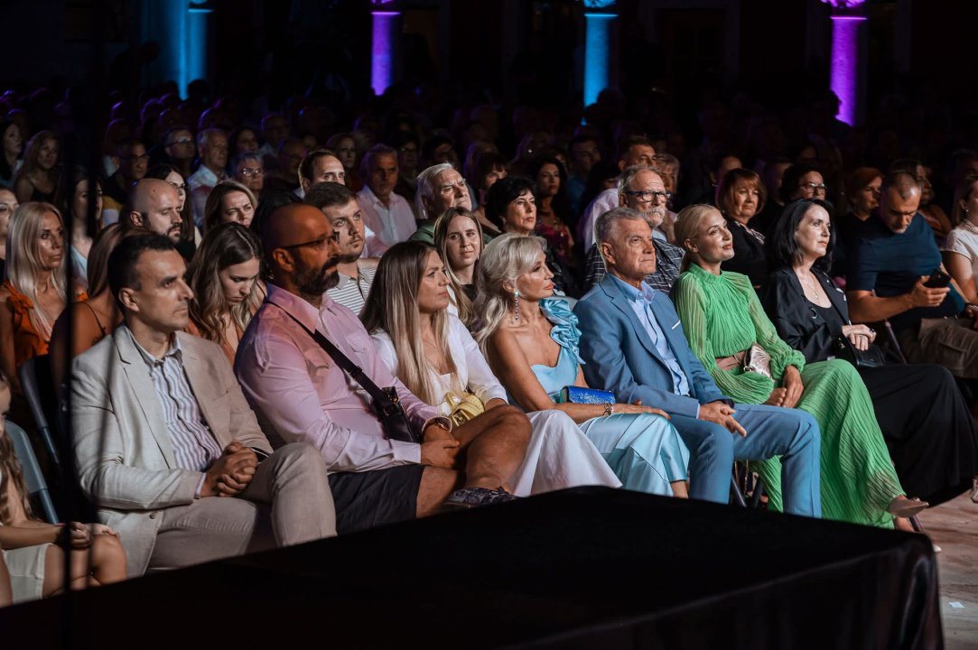 Publika u Šibeniku uživala u bezvremenskim pjesmama Vinka Coce na prvoj večeri Dalmatinske šansone