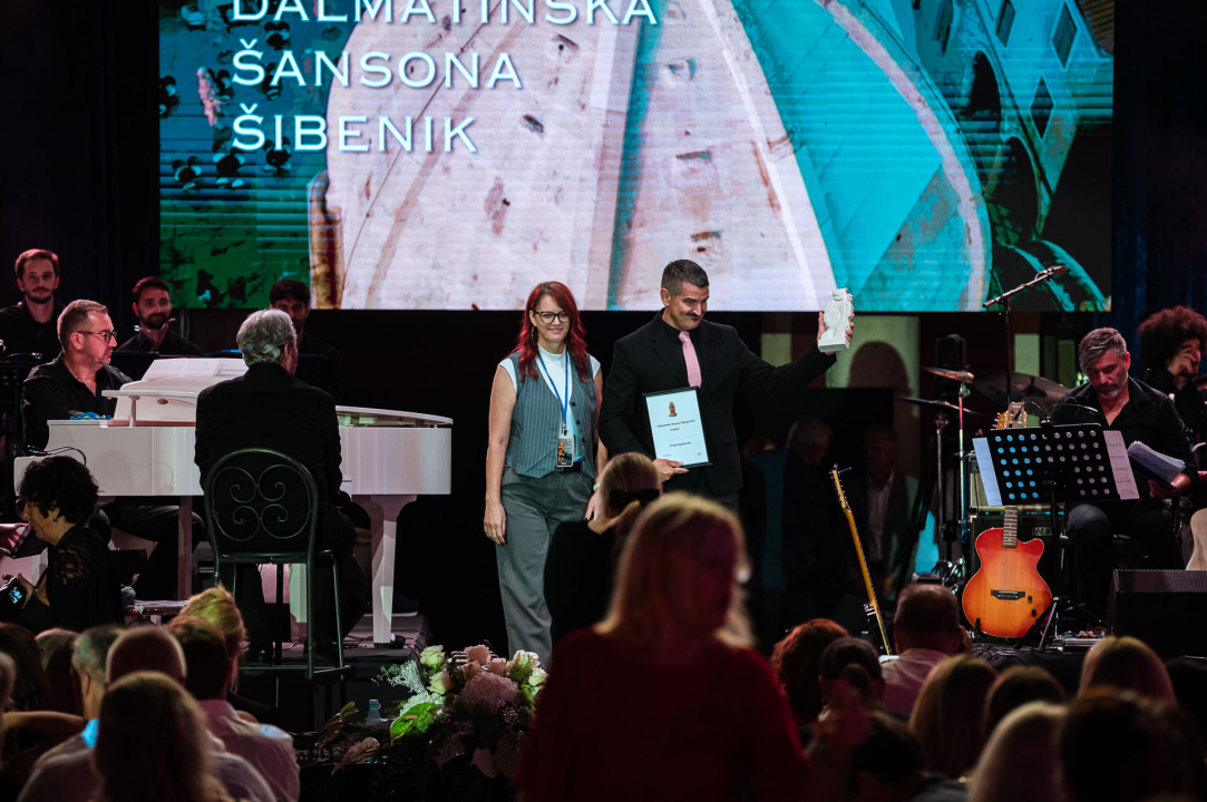 FOTO Đani Stipaničev i klapa Preženca trijumfirali na 28. Dalmatinskoj šansoni