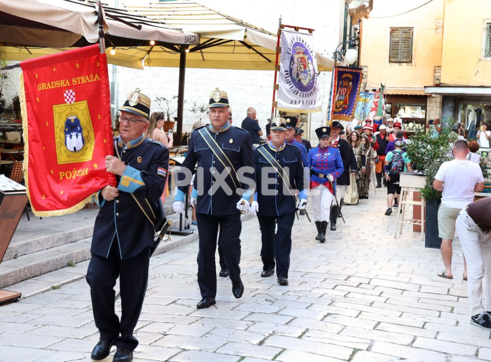 Povijesne postrojbe prodefilirale Šibenikom i vratile u povijest