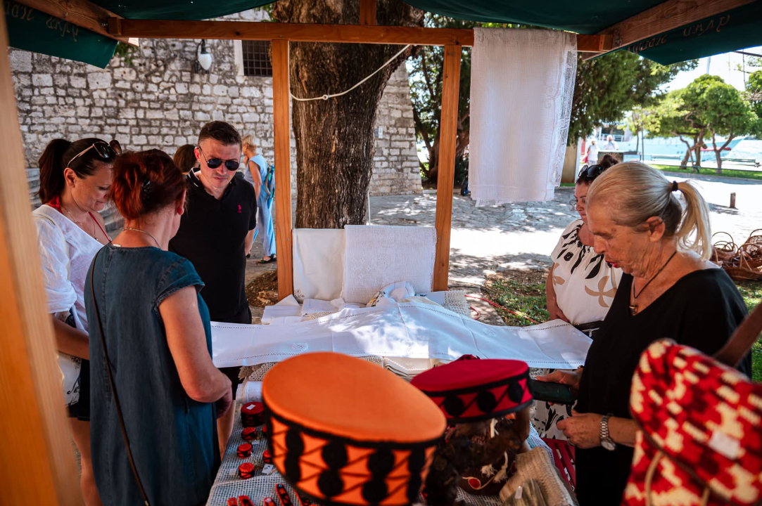 Mirisi i okusi prošlosti: Bogata ponuda štandova na srednjovjekovnom sajmu u Šibeniku